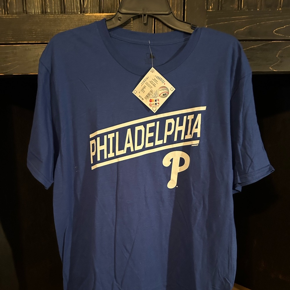 Size lg men’s Phillies t shirt